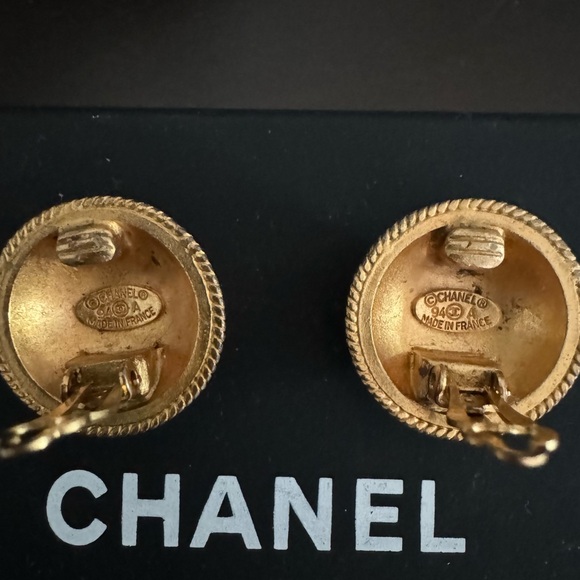 CHANEL Button Clip On Earrings CC logo with rope border. Chanel box included - Picture 7 of 9